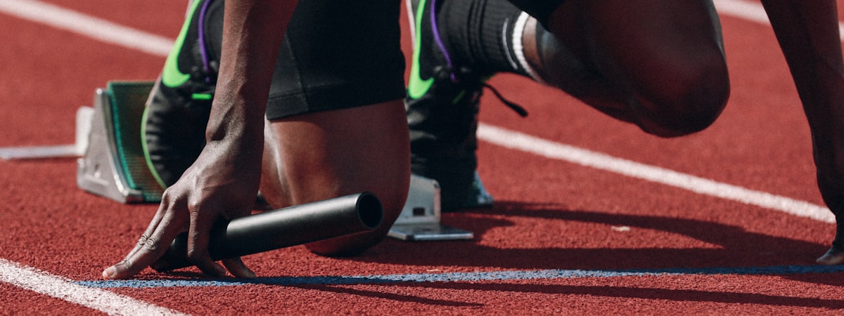 现代体育场馆内巨大屏幕播放高清足球比赛直播的壮观场景